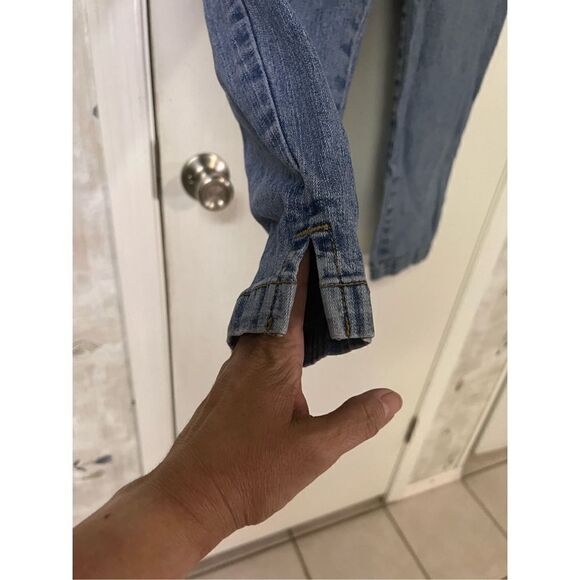 Levi’s Classic Slim Capris - Picture 4 of 4